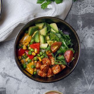 Тауық еті және авокадо қосылған поке/Поке с курицей и авокадо