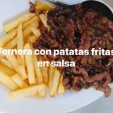 Ternera con patatas fritas en salsa