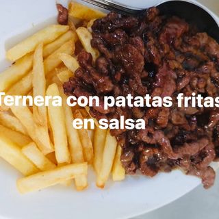 Ternera con patatas fritas en salsa