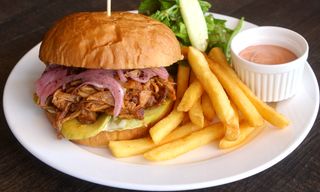 აწეწილი ღორის ხორცის ბურგერი