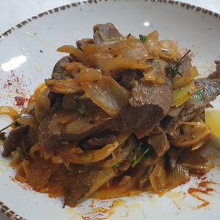 Свински сърчица с два вида лук, гъбки и пушен червен пипер (250г)