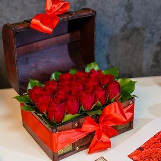 Lădiță Medie cu Trandafiri Roșii
