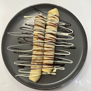 Clatite cu dulceata de afine si topping de ciocolata