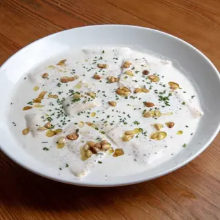 Ravioli de queso fresco a la crema de trufa y piñones