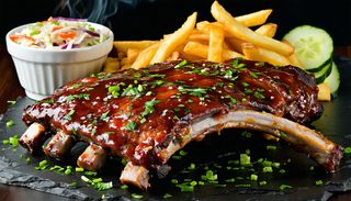 Żeberka BBQ w sosie z ziemniakami zapiekanymi mix sałat 700g