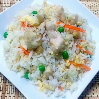 Arroz con pollo y salsa satay