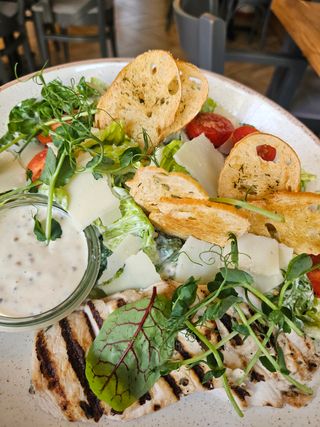 Sałatka "cezar" z grillowanym kurczakiem