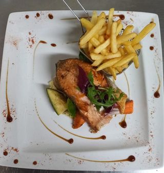 Salmón A La Brasa Con Verduras