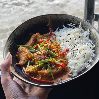 Телятина в червоному карі з рисом (400г)