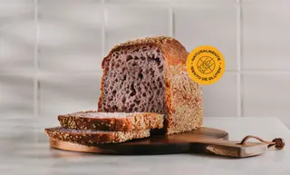 Pão especial de batata doce roxa e sementes de sésamo