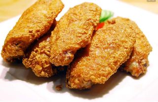 Pržena pileća krilca + junetina sa kikirikijem i nudle + Coca-Cola