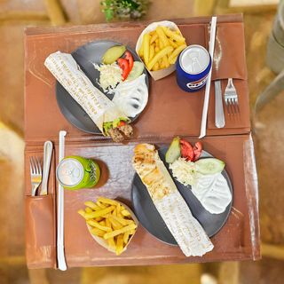 Sandwich Kebab Viande + Shawarma Dajaj + 2 Frites + 2 Boissons