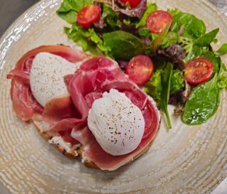 Bruscheta crudo cu ou posat