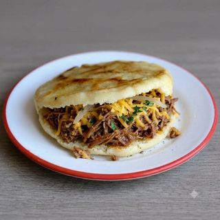 Arepa con carne la plancha