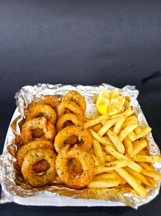 Panirani kolutići lignje s pomfritom