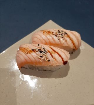 Sushi Salmón Fumé (2 Piezas)