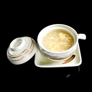 Zuppa con pollo mais e uovo