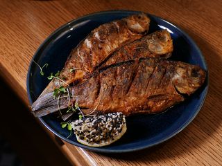 Карасі смажені в кукурудзяному борошні (300г)