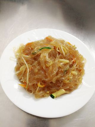 55 Spaghetti di soia saltati con verdure miste 什锦粉丝