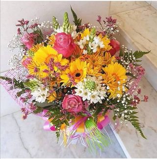 Ramo em tons de rosa, amarelo e branco