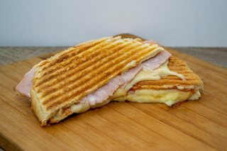 Tost sendvič sa pečenicom i kajmakom