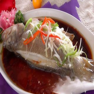 54.  Lubina al vapor con jengibre y cebolla