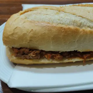 Bocadillo de carne mechada.