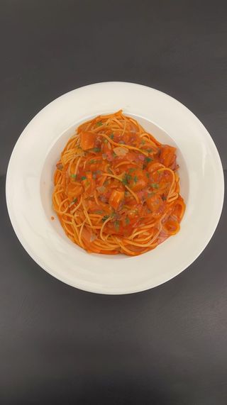 Pasta fresca con salsa suino
