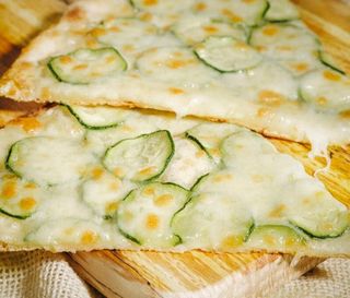 Pizza zucchine al spicchio 