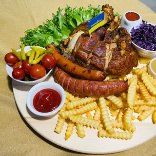 Crispy fried pork knuckle for 3-4 persons