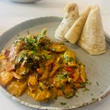 Chicken tikka la farfurie cu sos și pâine chapatti