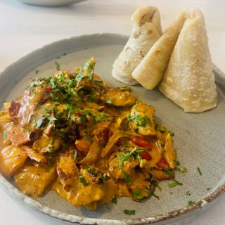 Chicken tikka la farfurie cu sos și pâine chapatti