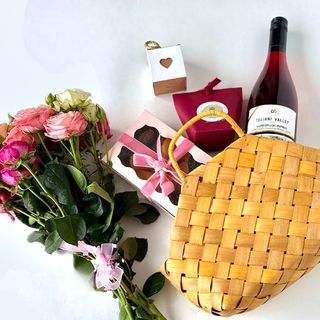 სასაჩუქრე პატარა კალათი ღვინითა და თაიგულით