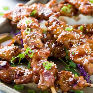 Yakitori di pollo e cipollotti
