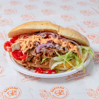 Panino kebab, insalata, pomodorini, cipolla, patatine e salsa piccante