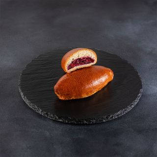 Булочка з вишнею, 100г (39985)