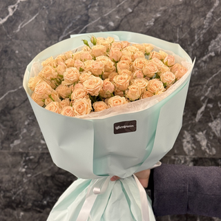 Нежные кремовые спрей розы