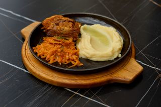 Пательня з тушкованими ребрами, капустою та картопляним пюре 600г