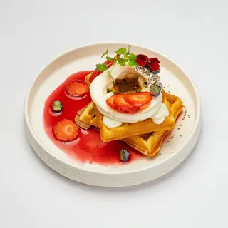 Бельгийские вафли с сырным кремом, ягодами и вишневым соусом