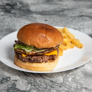 Hamburguesa Guada con ración de patatas