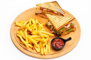 ქლაბ სენდვიჩი და ფრი Club sandwich and fries 