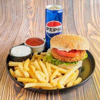 Crispy Chicken Burger + pomfrit + Pepsi.