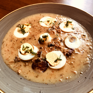 ŻUREK PO ŚLĄSKU / DŁUGO WĘDZONY BEKON / KIEŁBASA / ZIEMNIAKI / GRZYBY / BEKON / JAJKO