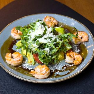 Салат з тигровими креветками, рукулою та авокадо