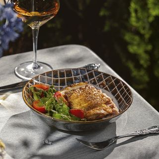 ქათმის სალათა არაჟნის სოუსით და რუკოლათი