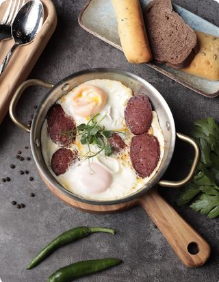 Яйца с колбасой