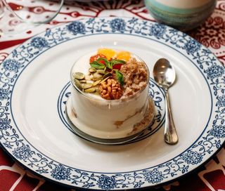 მაწონი ქილაში თაფლით და ნიგვზით