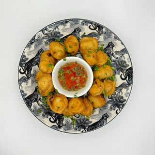 Smażone dumplingi z sosem słodki chilli