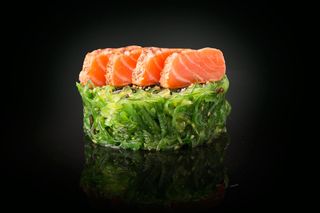 Уакаме със запечена сьомга (200г)