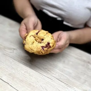 Cookie rellena de crema de cacahuete & mermelada de frambuesa